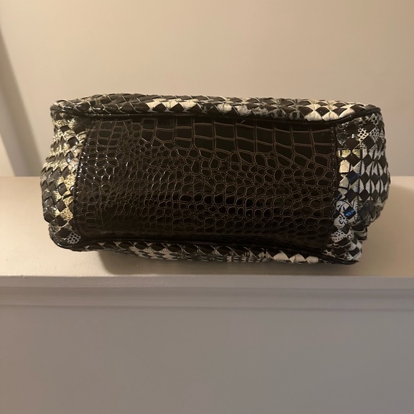 Beautiful brown and cream handbag, crystal in middle of bow on front - Picture 5 of 14